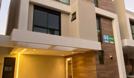 LINDO TRIPLEX EM CONDOMÍNIO EM SANTA FELICIDADE MOBILIADO