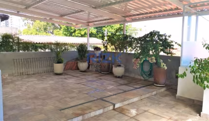 Sobrado com 04 salas  05 vgs e Apart nos fundos