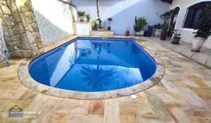 Casa Térrea Isolada com Piscina e Churrasqueira - 5 vagas de garagem!!