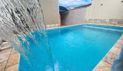 Encantadora Residência de 3 Quartos com Suíte e Área de Lazer
