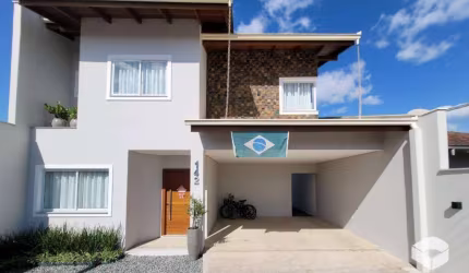 Casa com 3 dormitórios à venda, 218 m² por R$ 900.000,00 - Petrópolis - Joinville/SC