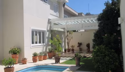 Casa em Condomínio bem conceituado! 4 suítes, lareira, churrasqueira e piscina - Morumbi