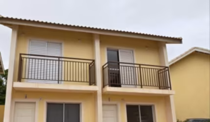 Casa com Amplo Quintal Vaga de Garagem