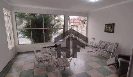 Casa com 4 quartos, um anexo traseiro com quarto, banheiro e área de serviço, localizada em Casa Amarela, Recife - PE. À Venda