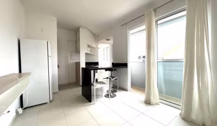 Apartamento semi-mobiliado com 1 quarto e sacada no Rebouças