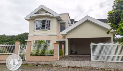 Casa estilo Americana com 4 dormitórios no bairro do Garcia