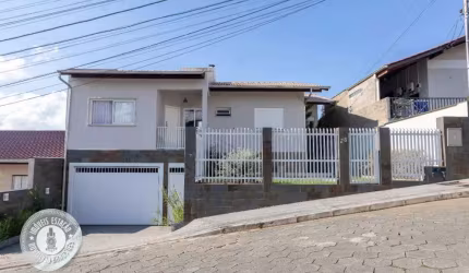 Casa no Bairro Água Verde com 3 dormitórios