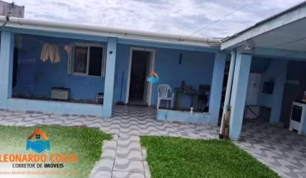 Casa com piscina próxima ao mar