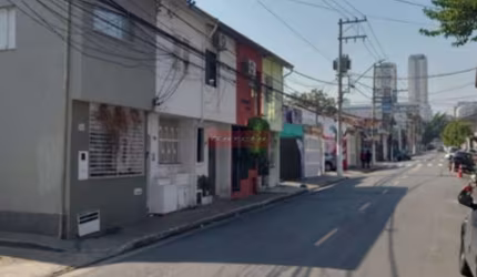 Casa de vila com 2 dorm, entrada lateral, sala, 2 vagas, coz, quintal . Oportunidade