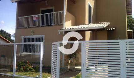 Sobrado em condomínio com 3 quartos, suíte e closet. Itaborái