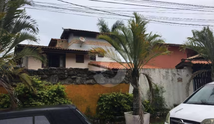 Casa com 3 dormitórios à venda, 400 m² por R$ 750.000,00 - Itaipu - Niterói/RJ