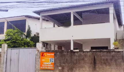Casa com primeiro andar no Bancários.