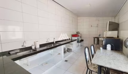 Alugo casa em Itatiaiuçu com 03 quartos excelente localização.