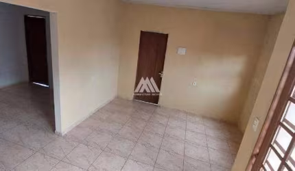 Alugo casa em Itatiaiuçu com 03 quartos excelente localização.