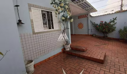 Vendo casa em Itaúna com espaço gourmet com ótima localização!