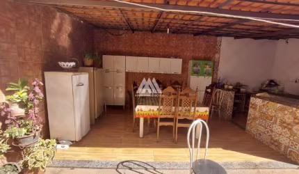 Vendo casa em Itatiaiuçu com 03 quartos excelente localização.