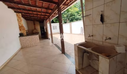 Vendo casa em Itatiaiuçu com 03 quartos excelente localização.