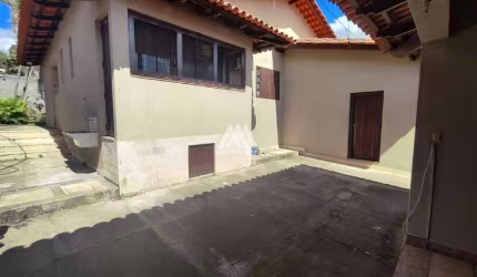 Vendo casa em Itaúna em excelente localização!