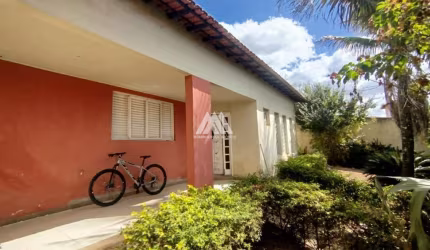 Vendo casa em Itaúna em excelente localização!