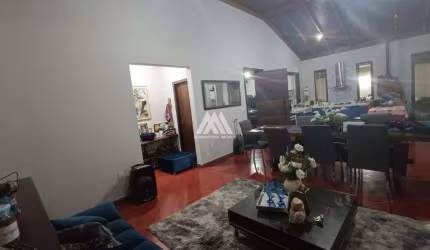 Vendo casa em Itaúna em excelente localização!