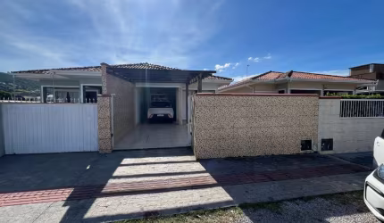 Casa com piscina e Área de lazer em Biguaçu - SC bairro fundos