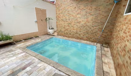 Conforto e Lazer a Passos da Praia: Sobrado com Piscina e Hidromassagem!
