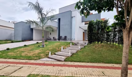 Casa em condomínio à venda com 3 quartos - 250 m²