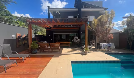 Casa à Venda no Condomínio Royal Forest - 185m²