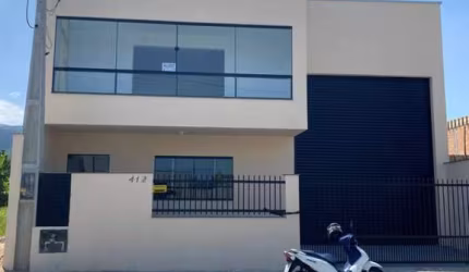 Casa com galpão disponível para locação anual no bairro Morretes em Itapema.