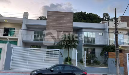 Sobrado alto padrão no bairro ressacada  extremamente bem localizado próximo