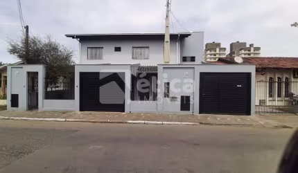 A Venda em Itajaí Casa Térrea e Apartamento no Piso Superior, Bairro São João
