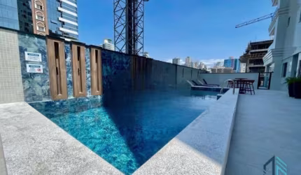 Apartamento Mobiliado, 04 suítes, 03 vagas, Meia Praia quadra Mar em Itapema SC