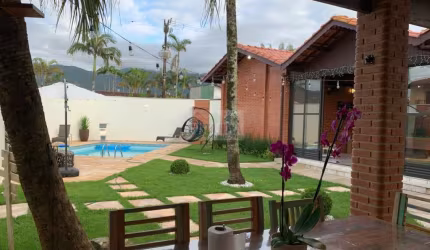 Casa de 3 quartos sendo 1 suíte, 2 banheiros, 3 vagas de garagem, no bairro Flórida