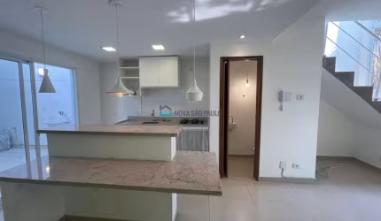 Sobrado com 02 dormitórios na região da Vila Gumercindo.