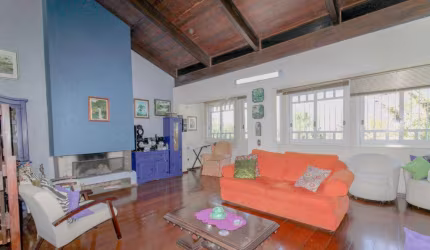 Casa 3 dormitórios à venda no Bairro Chácara das Pedras com 334 m² de área privativa - 4 vagas de garagem