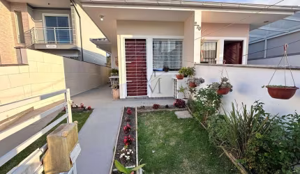 Casa com  2 dormitórios, sala e cozinha integrada, super acochegante no Lisboa III São Jose SC