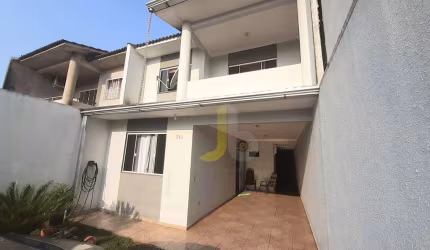 Sobrado no Periolo com grande sobra de terreno