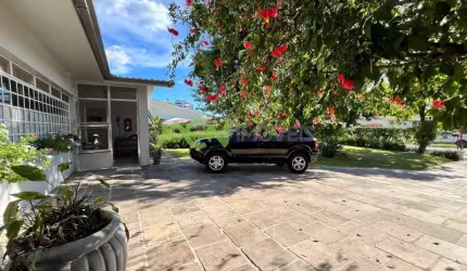 Casa com 3 dormitórios, sendo 2 suítes, amplo pátio com piscina, no Centro de Estância Velha
