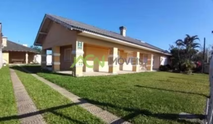 Casa com 4 dormitórios, sendo 1 suíte com varanda, piscina, em Xangrilá - Atlântida