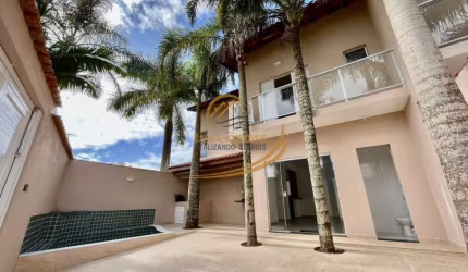 SOBRADO LADO PRAIA NO CENTRO DE ITANHAÉM 300MTS DO MAR, COM PISCINA PARA VENDA!!