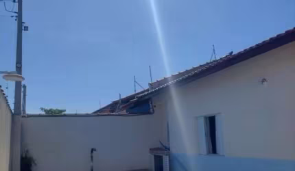 CASA LADO PRAIA COM PISCINA PRÓXIMO AO MAR PARA VENDA EM ITANHAÉM!
