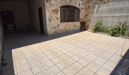 Linda casa com 2 dormitórios sendo 1 suite com closet no centro da Vila Caiçara lado praia