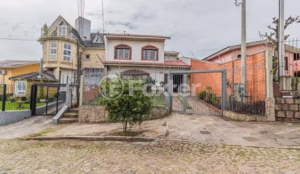 Casa com 4 quartos à venda na Rua Esteio, 220, Cavalhada, Porto Alegre, 244 m2 por R$ 790.000
