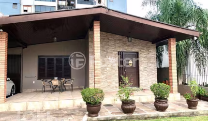 Casa com 3 quartos à venda na Rua Ilmo Alfredo Pletsch, 125, Jardim Mauá, Novo Hamburgo, 182 m2 por R$ 780.000