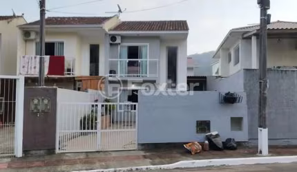 Casa com 2 quartos à venda na Rua Jerivá, 87, Potecas, São José, 70 m2 por R$ 440.000