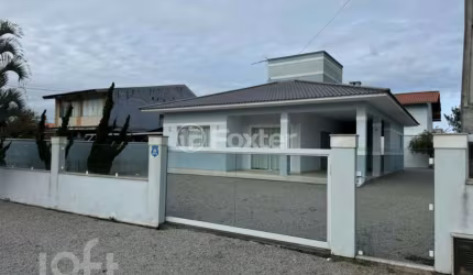 Casa com 4 quartos à venda na Rua Bertoldo Manoel Rodrigues, 4275, Enseada de Brito, Palhoça, 121 m2 por R$ 900.000