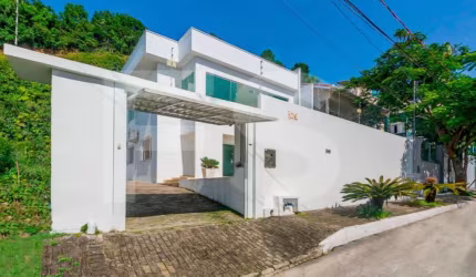Casa Alto Padrão, Praia dos Amores sendo 04 dormitórios