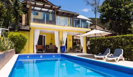Casa à 200 m² da praia de Taquaras com 3 suítes e 3 vagas de garagem - Balneário Camboriú