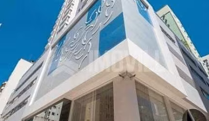Apartamento mobiliado sendo 03 suítes 02 vagas no Centro de Balneário Camburiú