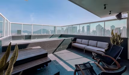 Cobertura Duplex com 4 dormitórios sendo 2 suítes e 4 vagas no Centro de Balneário Camboriú